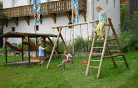 Garten-Spielplatz (Großer Garten mit Hauseigenen Spielplatz für die Kinder)